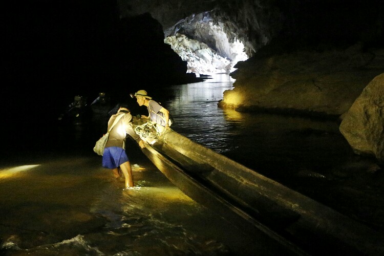 jaskinia Kong Lor w Laosie