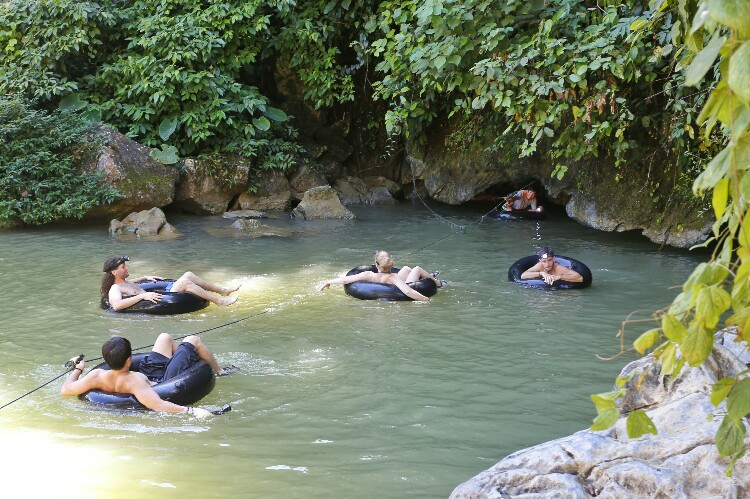 jaskinia wody w Vang Vieng w Laosie