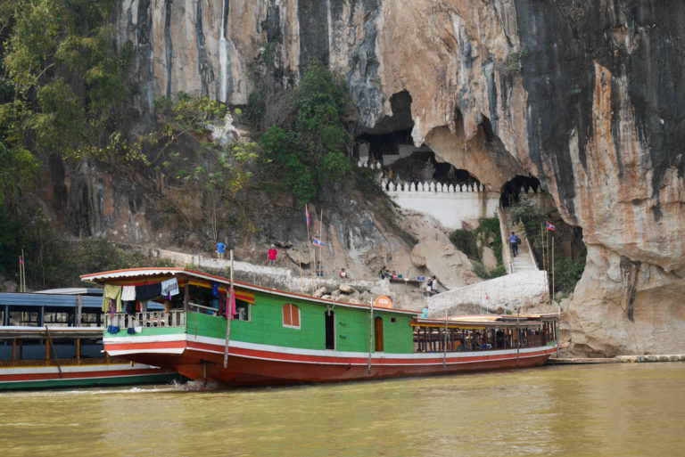 jaskinia Pak Ou nad rzeką Mekong w Laosie