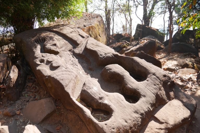 Krokodyl wydrążony w skale w świątyni Wat Phou