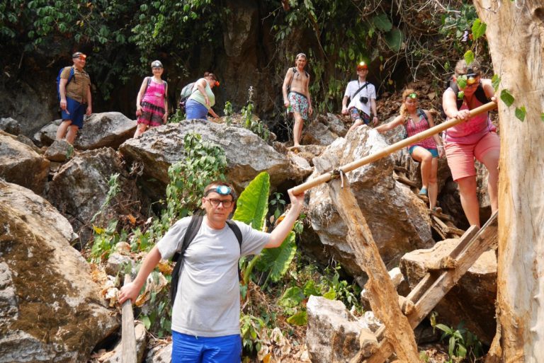 jaskinia Pha Tha niedaleko Vang Vieng w Laosie