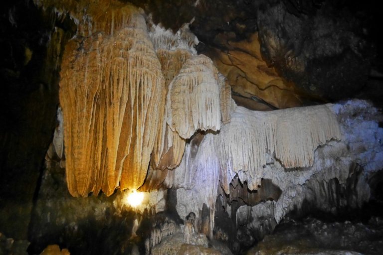 Jaskinia Loup niedaleko Vang Vieng w Laosie