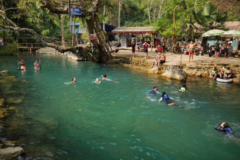 Błękitna Laguna w Vang Vieng w Laosie