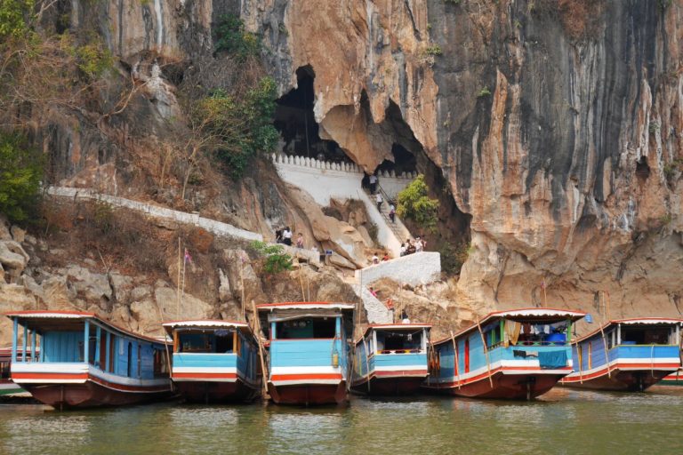 jaskinia Pak Ou nad rzeką Mekong w Laosie