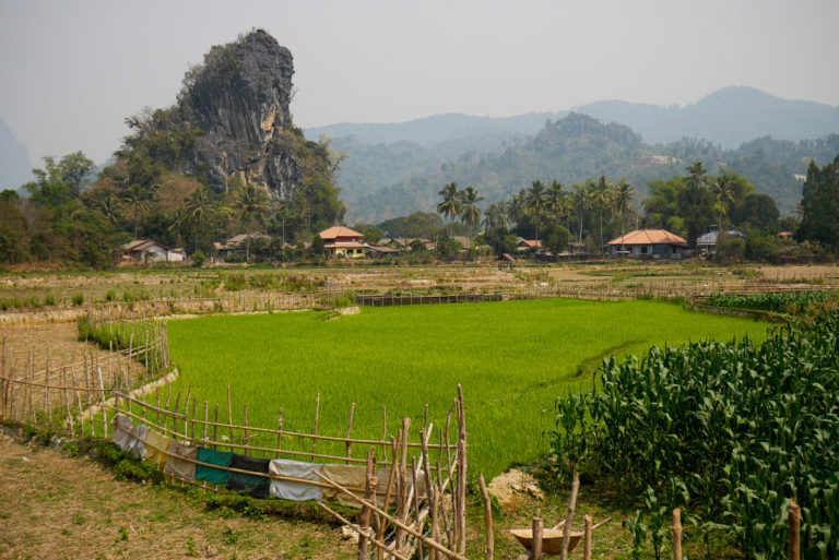 góry wokół Vang Vieng w Laosie