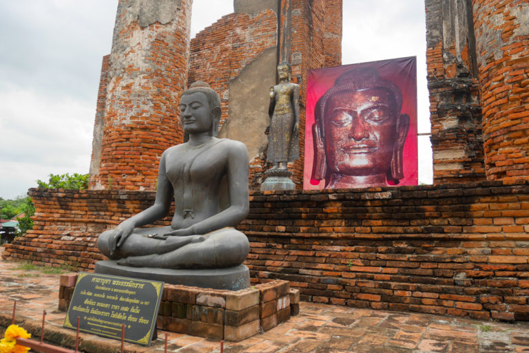 świątynia Wat Thammikarat, siedzący Budda