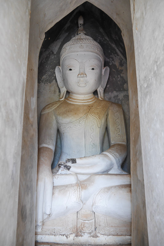 Budda w In Dein nad jeziorem Inle Lake