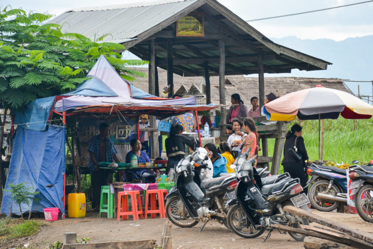 stragan z jedzeniem w Inle Lake