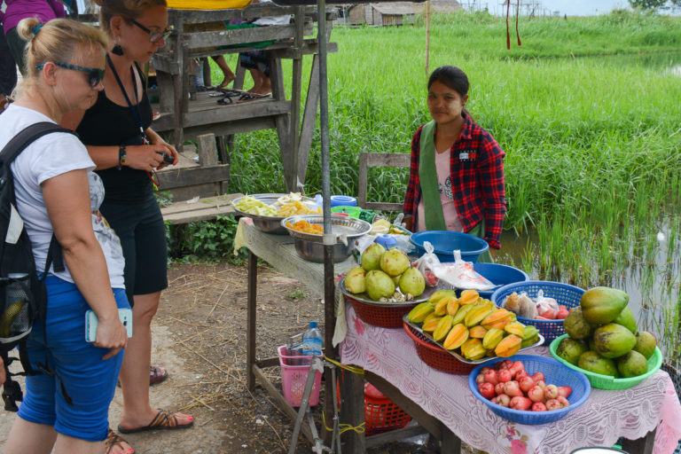 stragan z owocami w Inle Lake