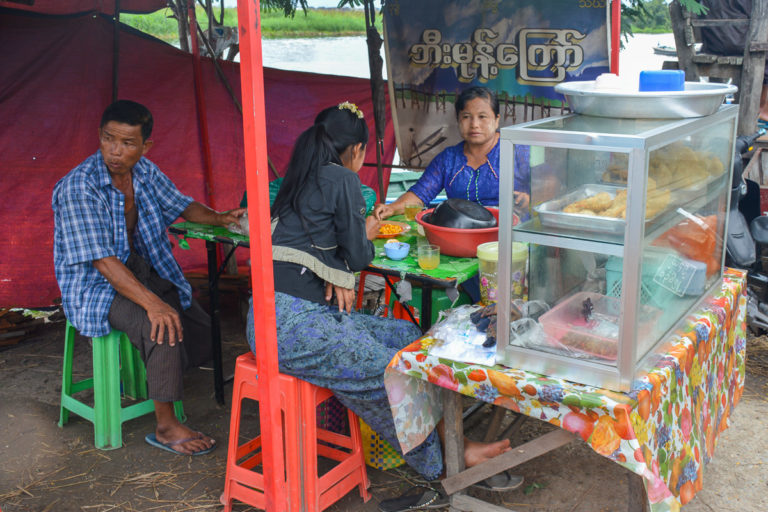 stragan z jedzeniem w Inle Lake