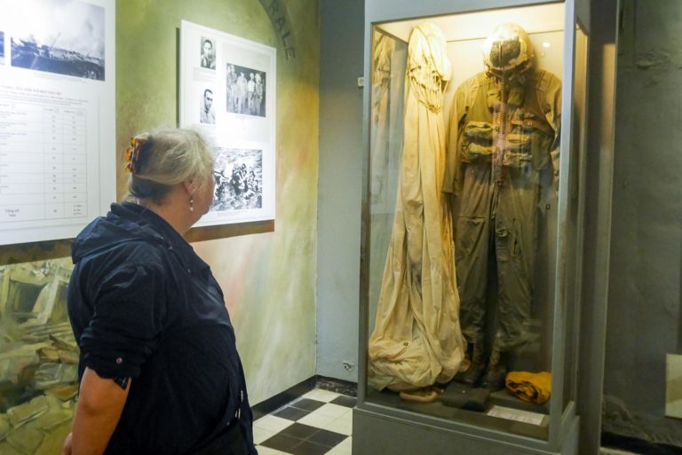 Kombinezon amerykańskiego pilota w dawnym więzieniu Hoa Lo w Hanoi