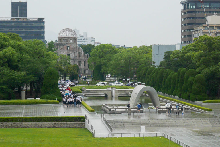 Cenotaf (symboliczny grobowiec) i Genbaku Dome (w tle)