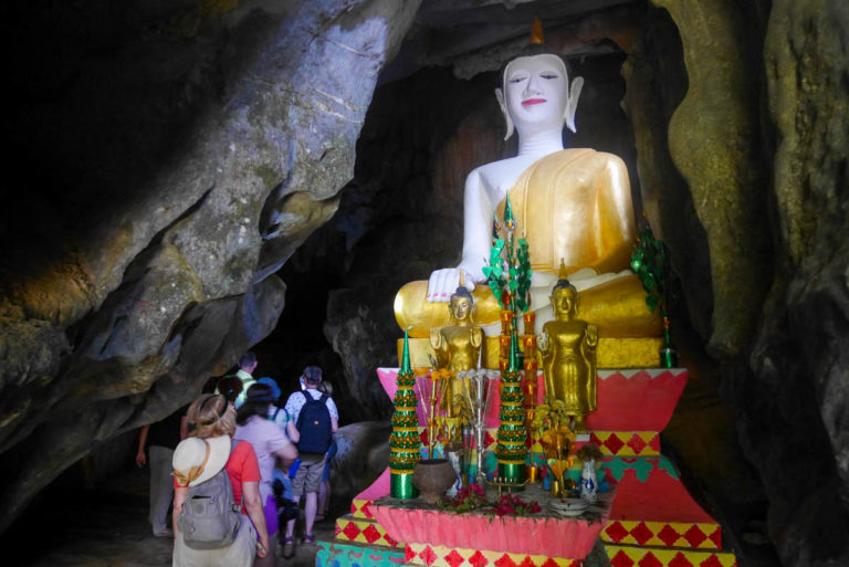 Budda przy wejściu do jaskini Hoi