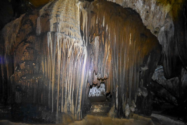 Stalagnaty i stalaktyty w jaskini Loup