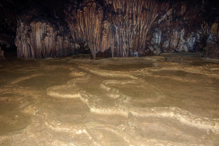 Dno jaskini Loup w niektórym miejscach przypomina tarasowe pola ryżowe