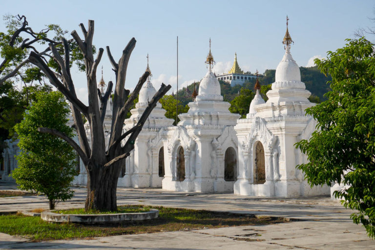 Białe pagody, a w tle góra Mandalay