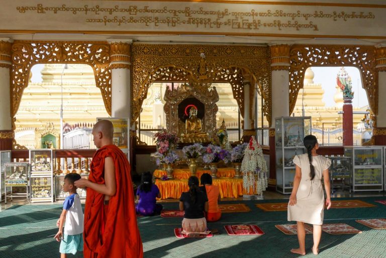 Budda przed złota pagodą