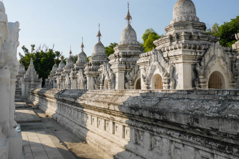 Białe pagody z marmurowymi tablicami w Kuthodaw