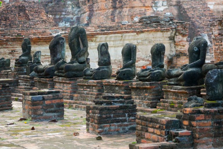 Rzeźby Buddy z obciętymi przez wojska birmańskie głowami