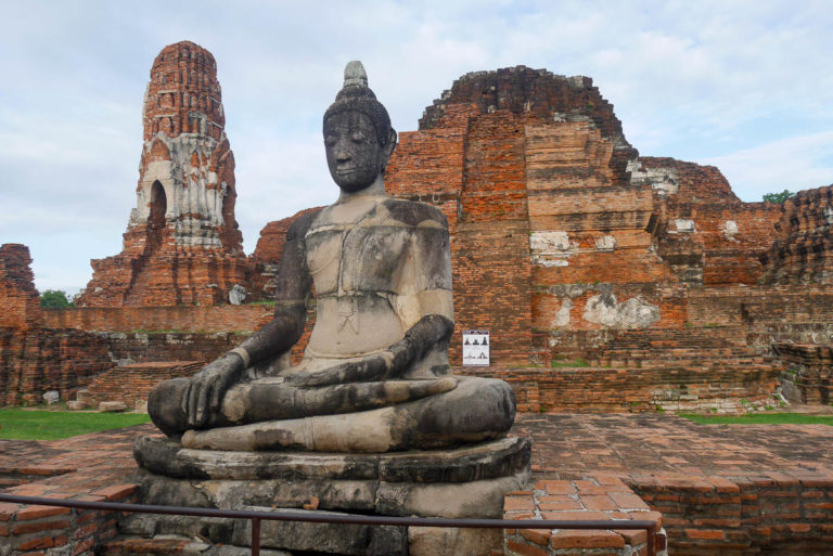 Budda, a w tle pozostałości po głównej wieży