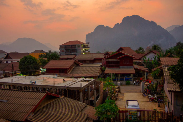 Zachód słońca nad Vang Vieng