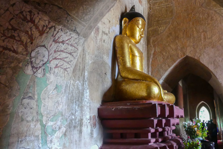 Nisza z siedzącym Buddą