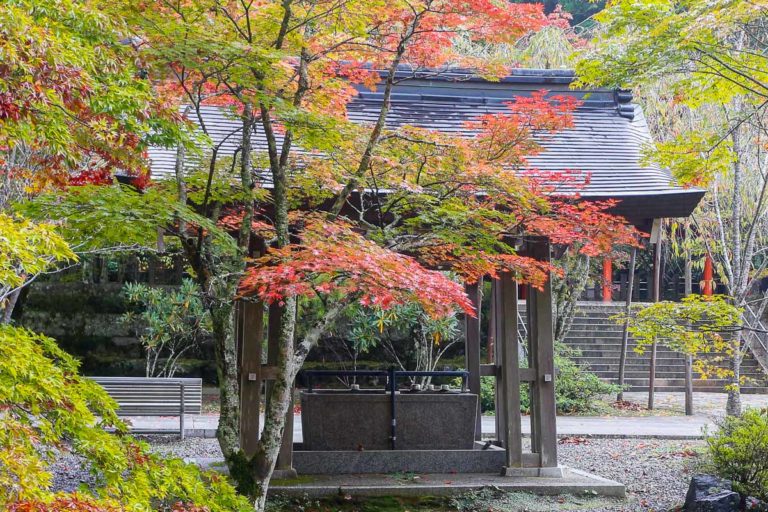 Chozuyi na cmentarzu Okunoin w Koyasan.