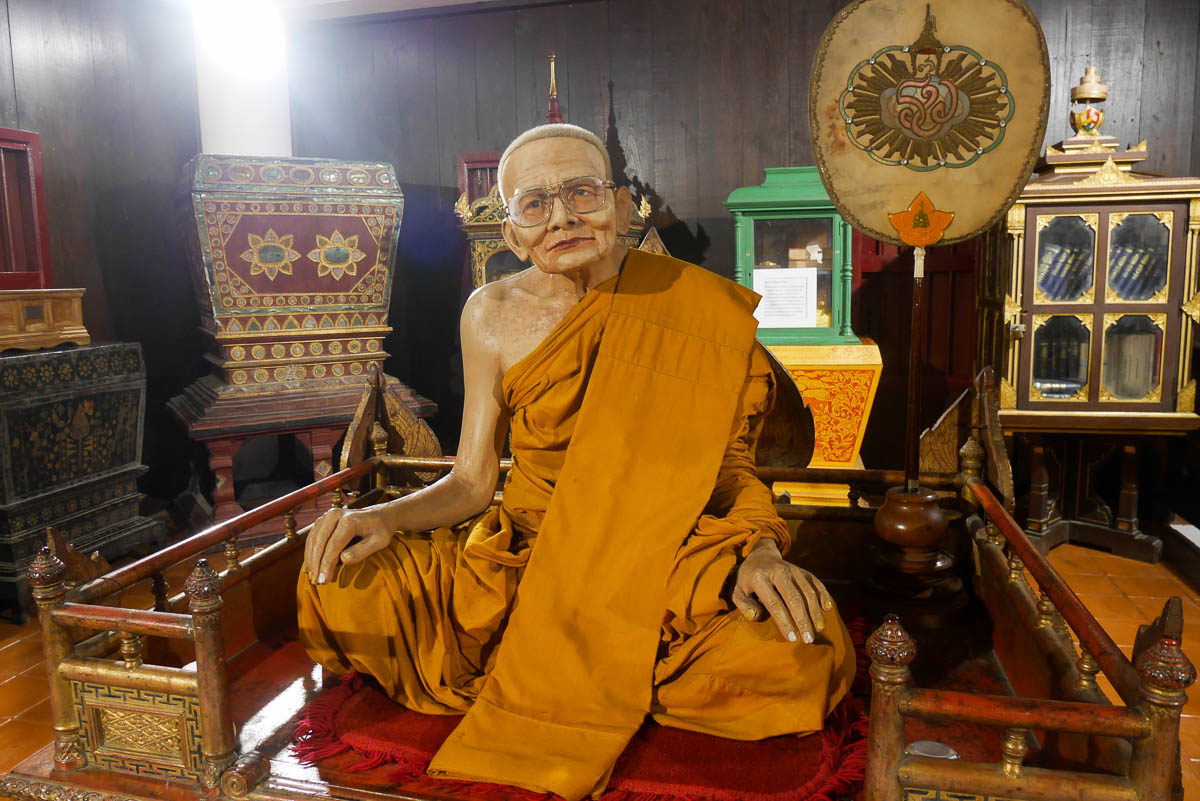 Woskowy mnich w świątyni Wat Chedi Luang