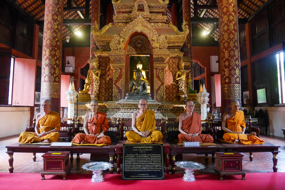 Mnisi z wosku w Wat Phra Singh