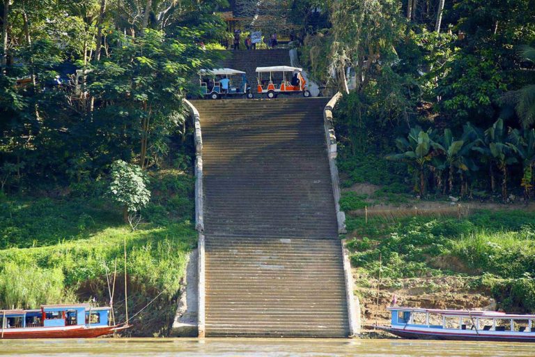 Historyczne schody do Wat Xieng Thong