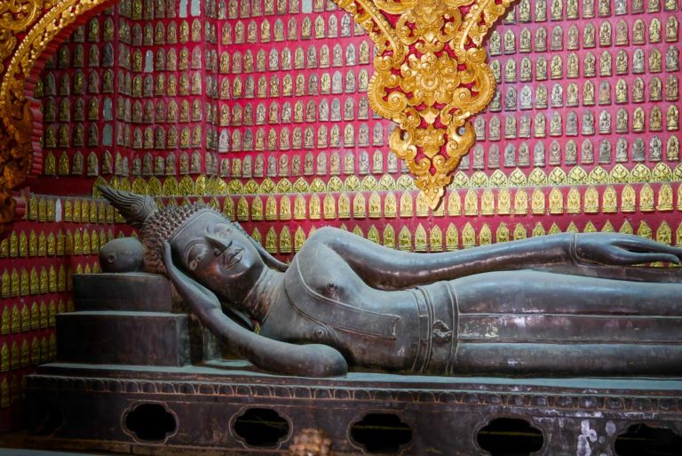 Rzadka rzeźba leżącego Buddy z 1569 roku