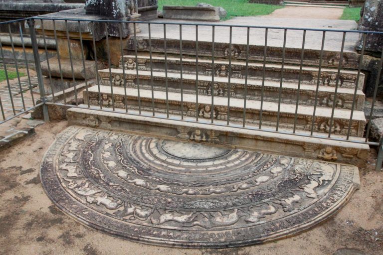 Najbardziej znany kamień księżycowy w Anuradhapura - Abhayagiri