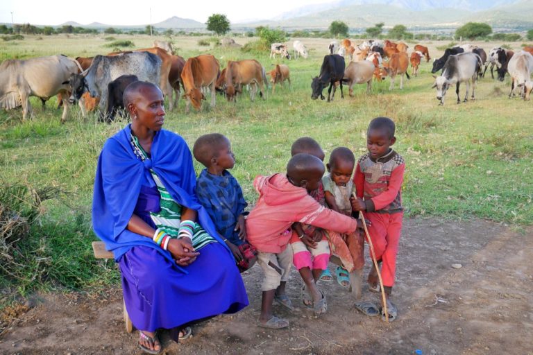 Nauczyciel z dziećmi w 33-osobowej wiosce Masajów