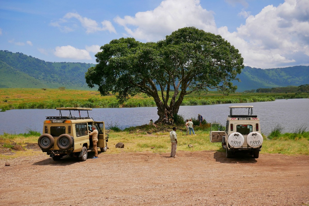 Miejsce odpoczynku w Kraterze Ngorongoro, gdzie można wyjść z samochodu