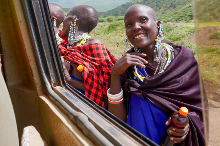 Masajki zatrzymują auta z turystami w Strefie Ngorongoro