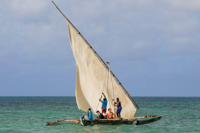 Typowa rybacka łódź na Zanzibarze