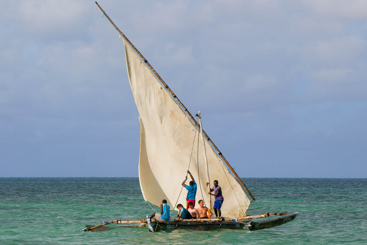 Typowa rybacka łódź na Zanzibarze