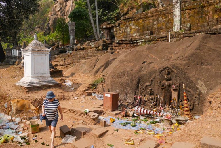 Siódmy poziom Wat Phou, po lewej rzeźby: Wisznu, Śiwa i Brahma