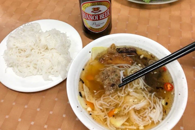 Bun cha, makaron ryżowy i piwo Hanoi. Restauracja w Wietnamie