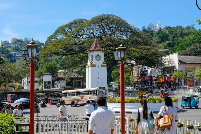 Budda widoczny z centrum Kandy