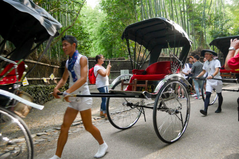 W dzielnicy Arashiyama można pojeździć rykszą