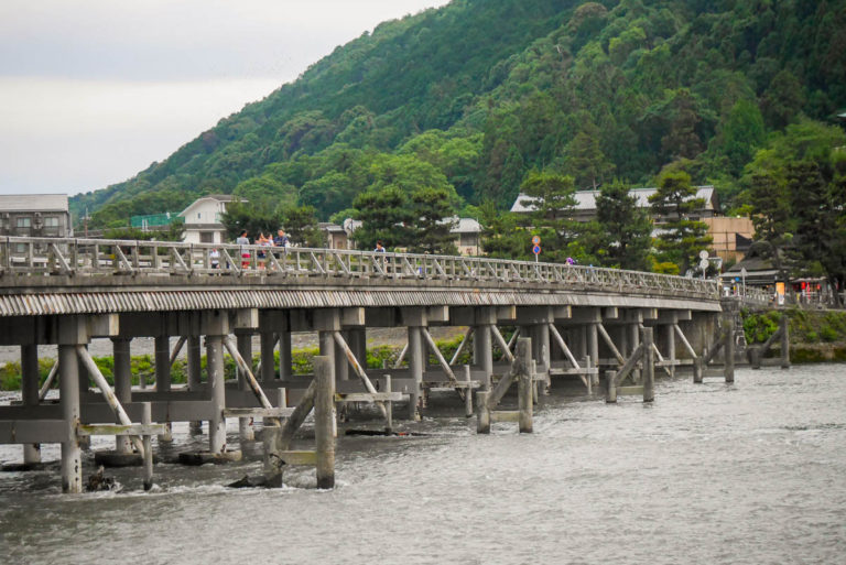 Drewniany most Togetsukyo z epoki Heian (VIII-XI wiek) prowadzi do parku japońskich makak. Arashiyama