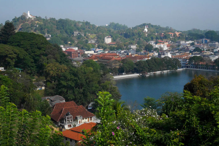 Jezioro Kandy i rzeźba Buddy na wzgórzu (po lewej). Nasza wycieczka na Sri Lankę