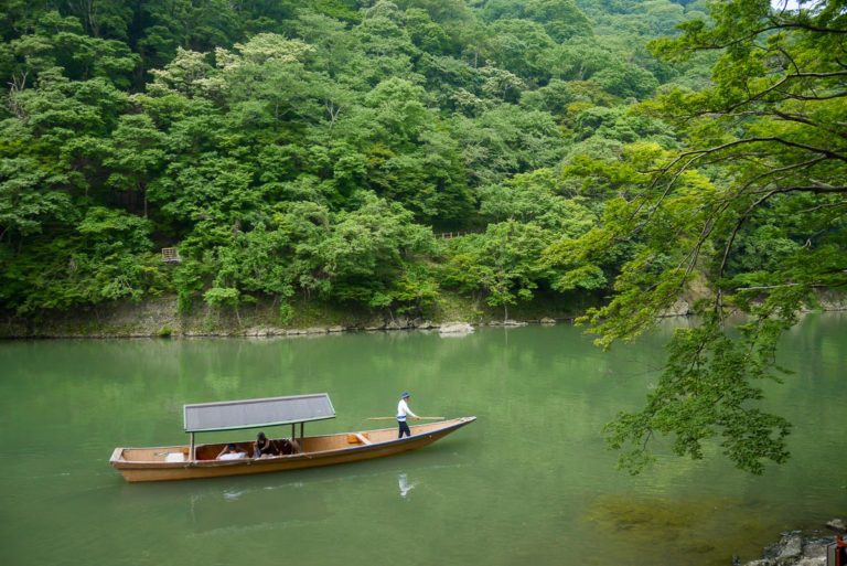 Rzeka Hozu przepływająca przez dzielnicę Arashiyama w Kioto