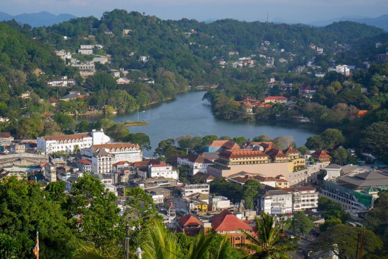 Kandy otoczone zielonymi wzgórzami - obowiązkowe miejsce na wycieczkę na Sri Lankę