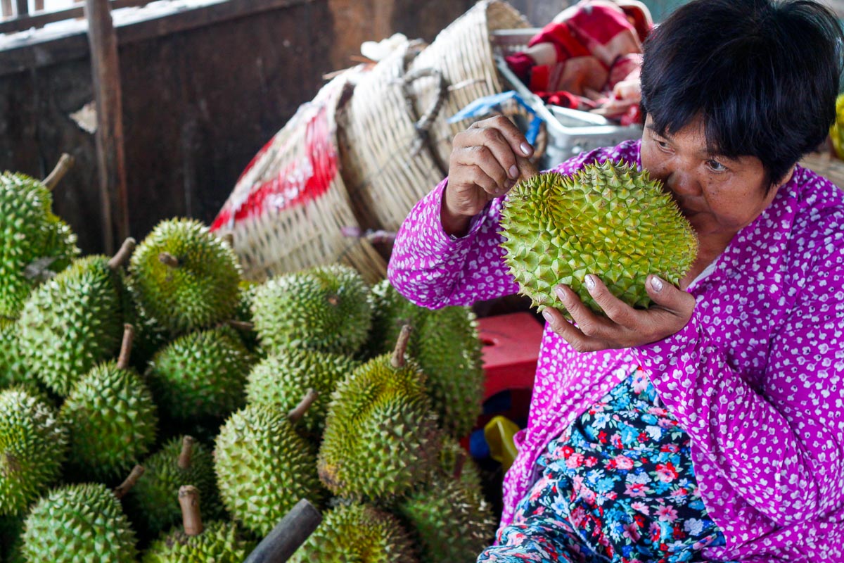 Zapach duriana nie należy do najprzyjemniejszych, ale jak widać nie wszystkim on przeszkadza