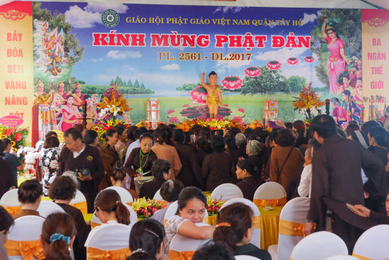 Święto w Tran Quoc przyciąga wielu mieszkańców Hanoi