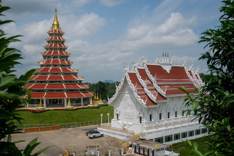 Pagoda w stylu chińskim i vihara w stylu tajskim