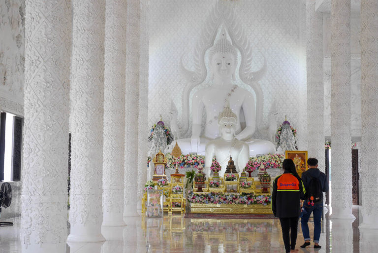 Budda w sali zgromadzeń w Wat Huay Pla Kang