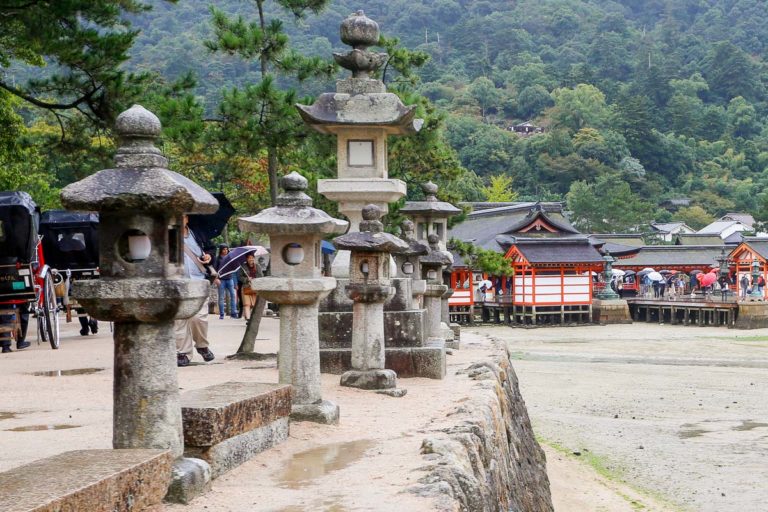 Japońskie lampy doro i świątynia Itsukushima na wyspie Miyajima